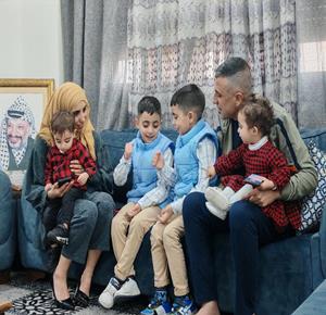 المحامية ميعاد أبو الرب وأفراد أسرتها